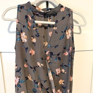 Lush grey floral tank size small